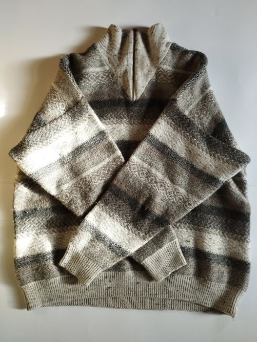 Тепла кофта в полоску на зиму