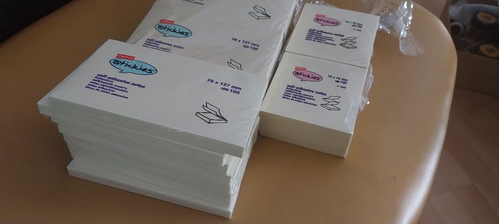 Stikkies e outro material escolar