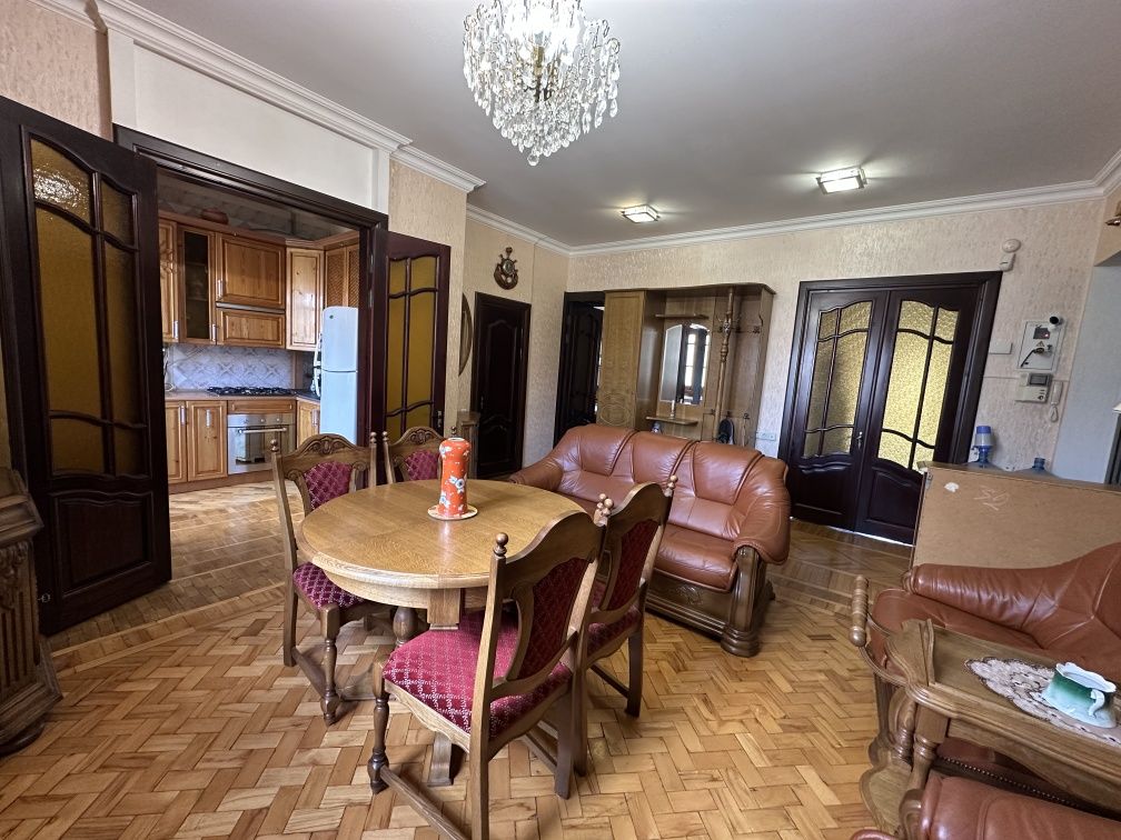 Продам 3х к. кв. сталинку, с гаражом, ул. Декабристов, городок Сказка