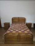 Cama com colchão, mesas de cabeceira e cômoda