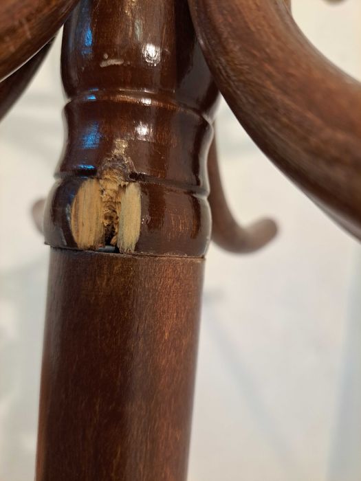 Wieszak podłogowy drewniany gięty ciemny