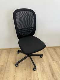 Czarne obrotowe krzesło biurowe na kółkach Flintan Ikea