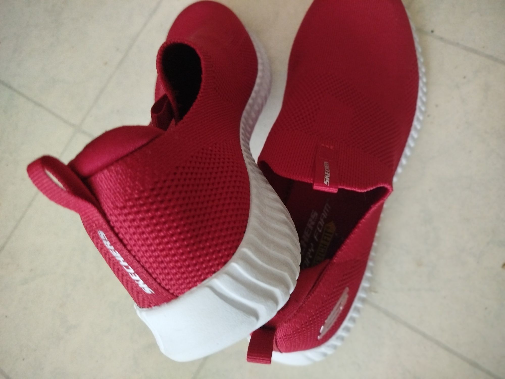Продам кросівки skechers