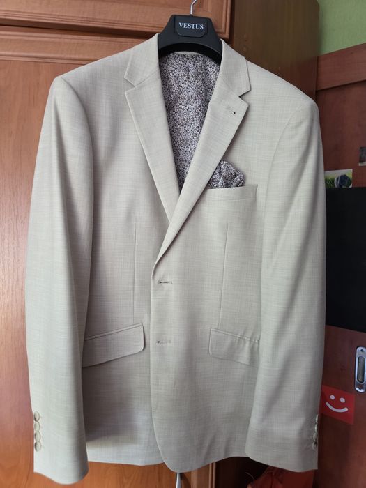 Garnitur vestus beżowy modny na lato