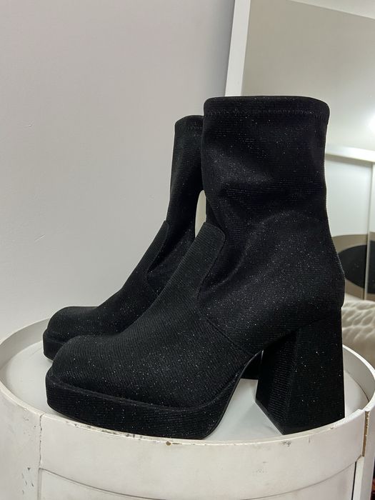Buty na słupku nowe z metką
