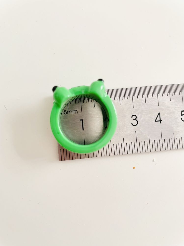 Pierścień i pudełko z żabą w kolorze zielonym