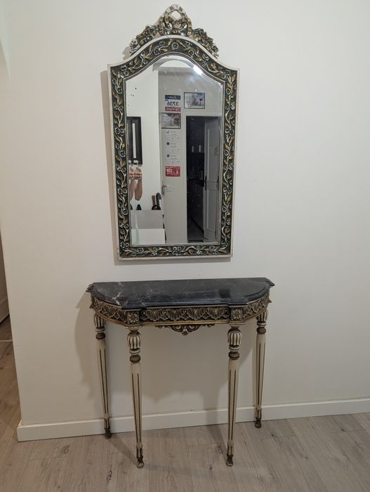 Credencia muito antiga com espelho