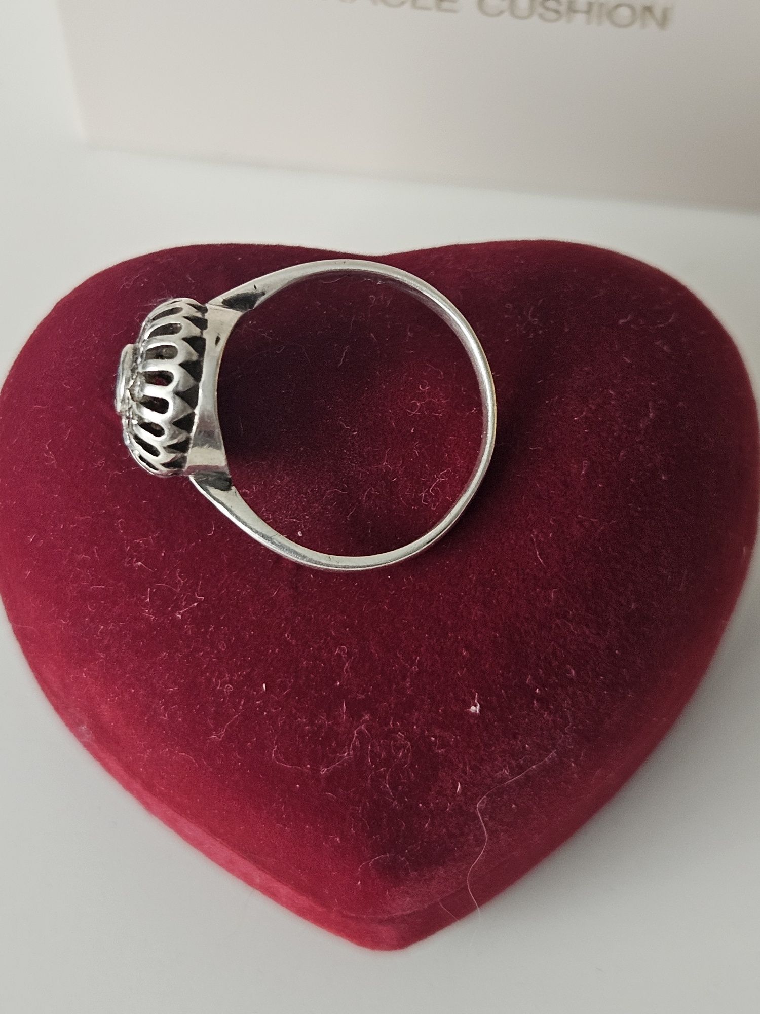Серебряное кольцо с сапфиром.