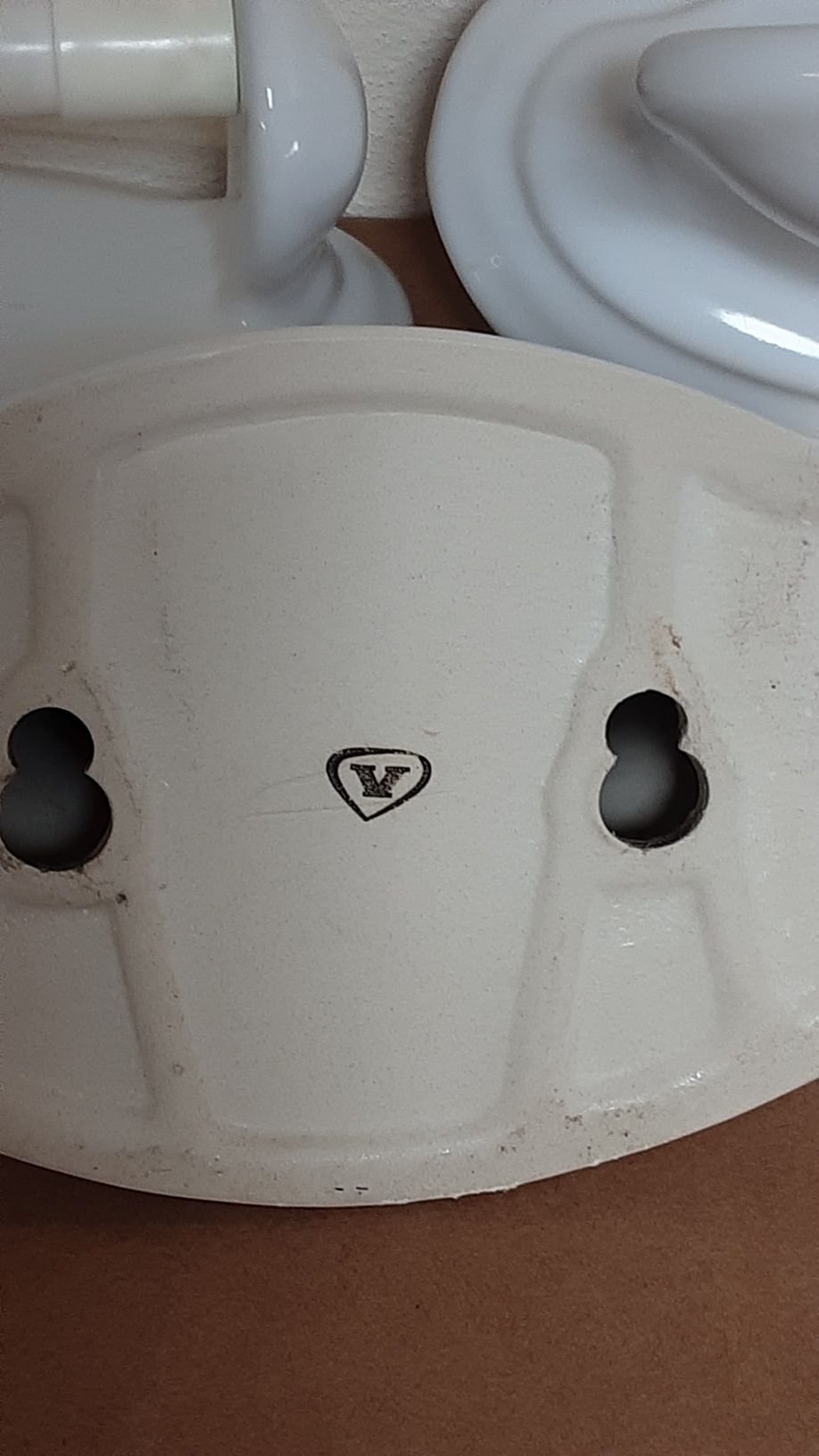 2 saboneteiras e peça para papel higiénico