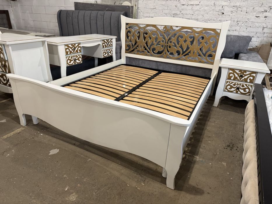 Комплект меблів в спальню.  Дерево.  Різьба. Ліжко, комод, тумбочка ст