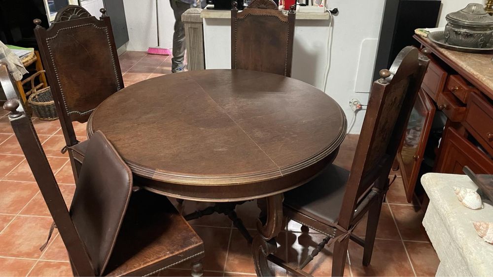 Conjunto de mesa e 6 cadeiras em couro