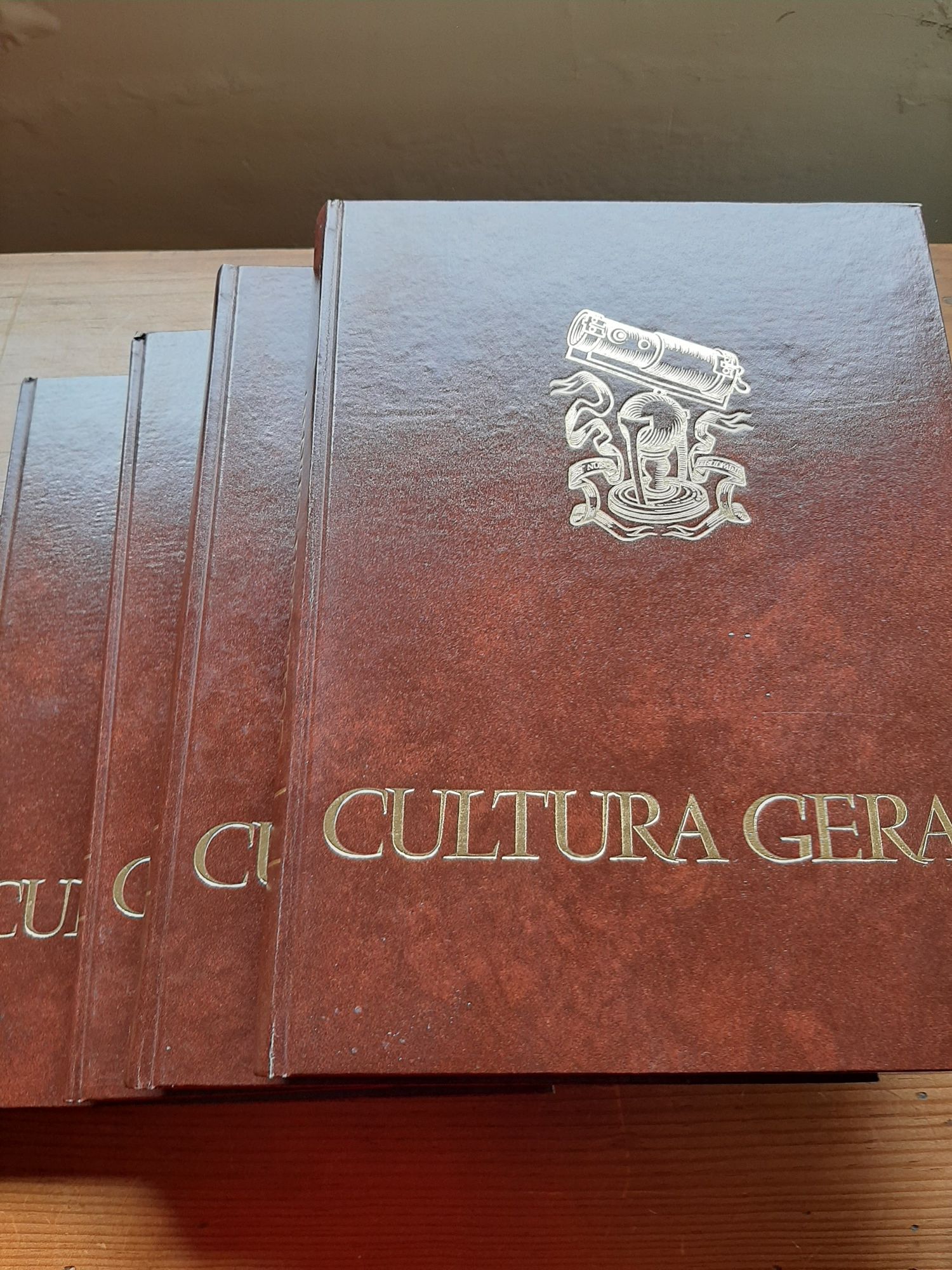 4 Livros cultura geral/2 livros Moderno dicionário lingua portuguesa
