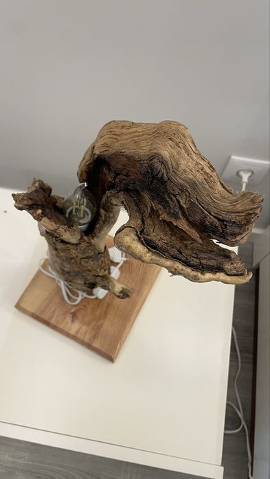 Candeeiro de madeira feito à mão