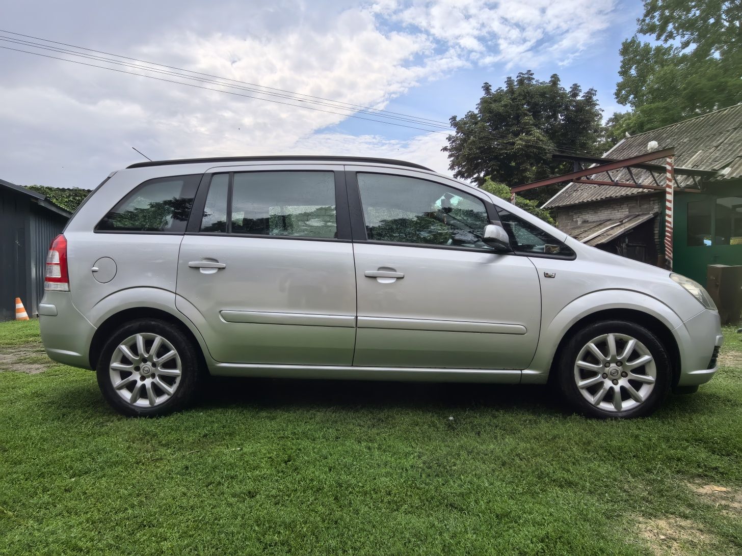 Opel Zafira B srebrny