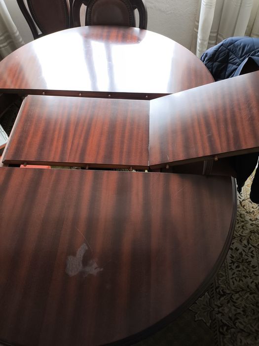 Mobília de sala com TV cadeiras e mesa