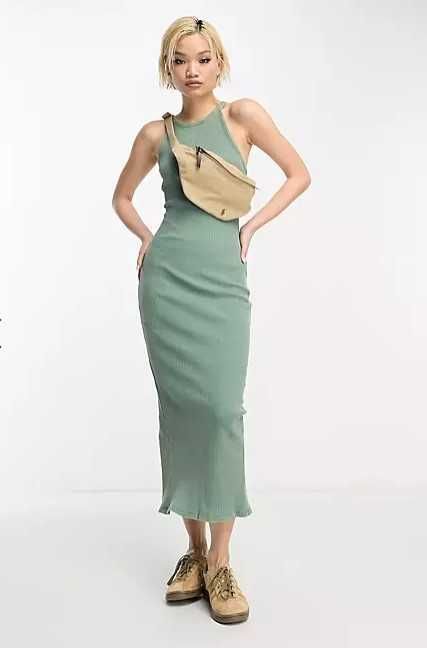 Зеленое облегающее платье миди в рубчик с воротником-борцовкой bershka