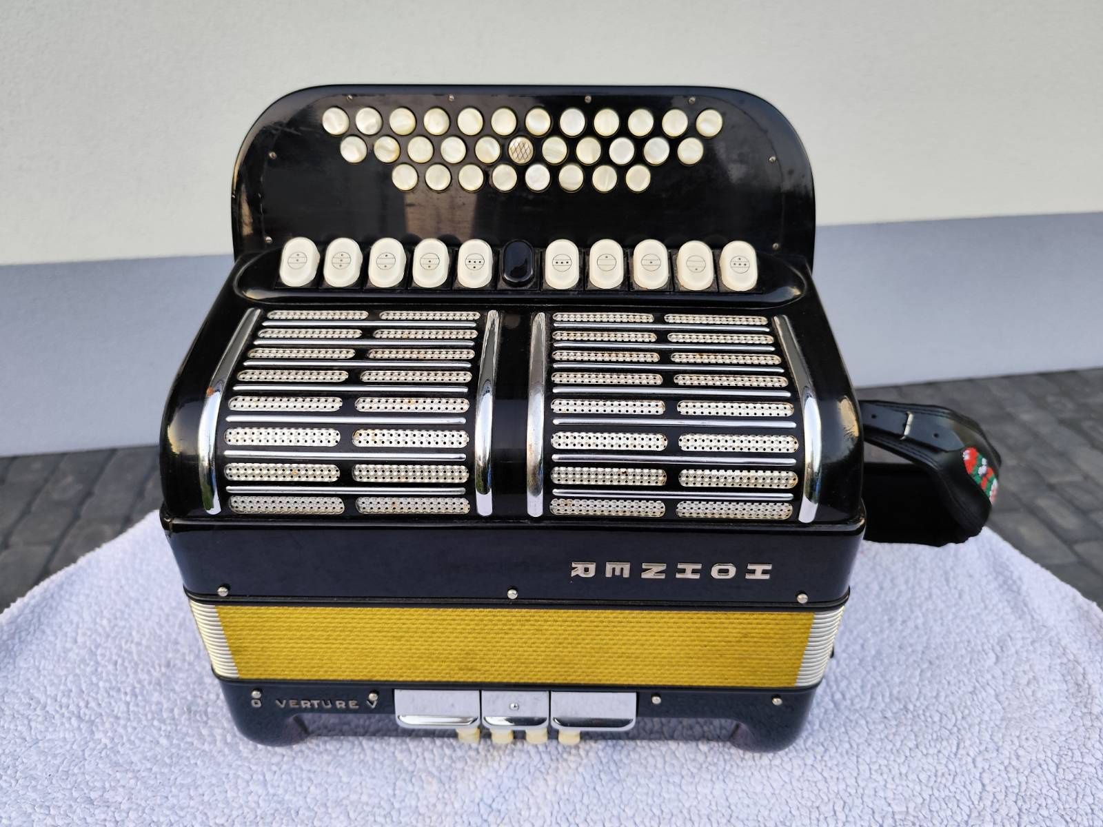 Akordeon firmy Hohner Verture strój CF