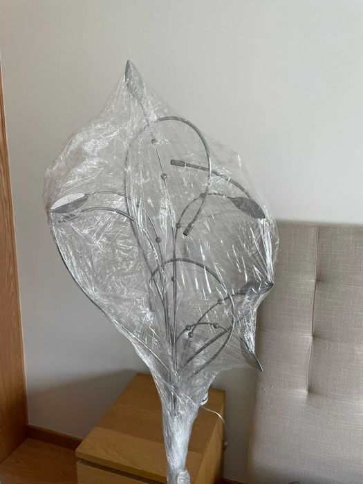 Candeeiro de pé em metal