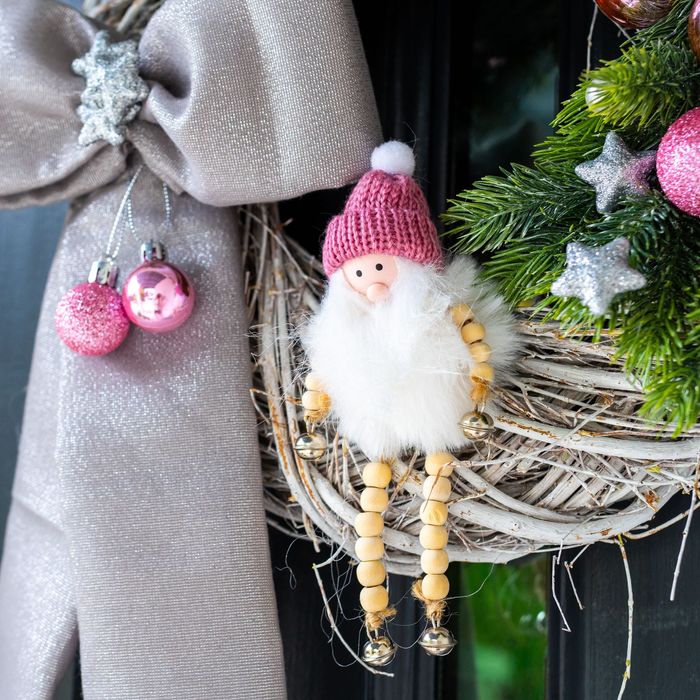 Świąteczny wianek w odcieniach różu i srebra