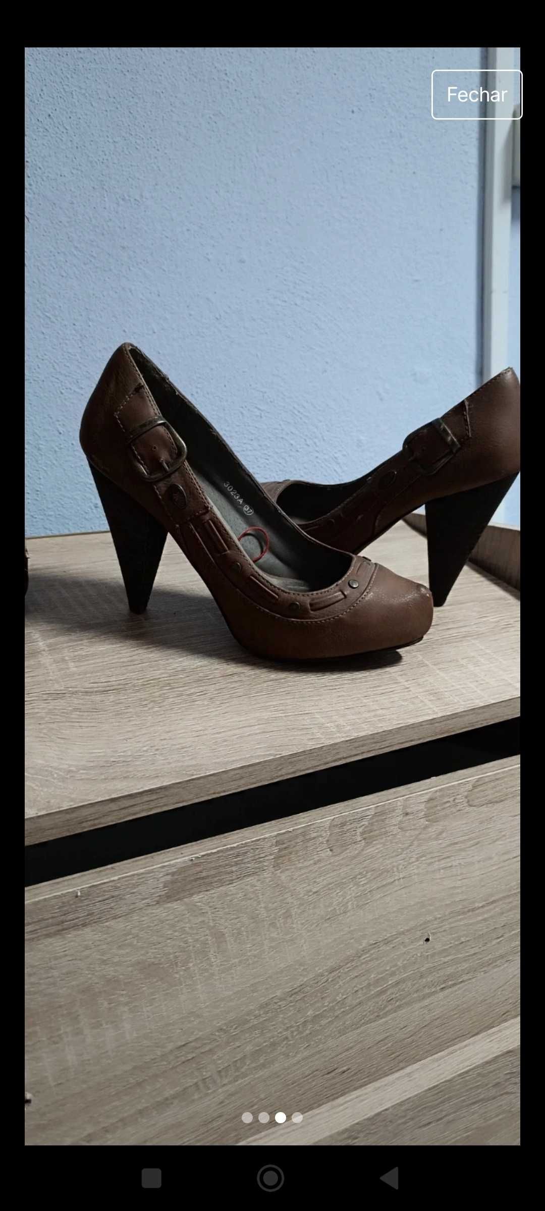 Sapatos castanhos em pele