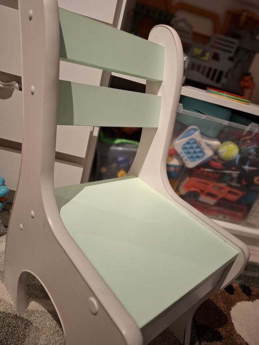 Drewniany stolik dla dzieci w kolorze miętowym