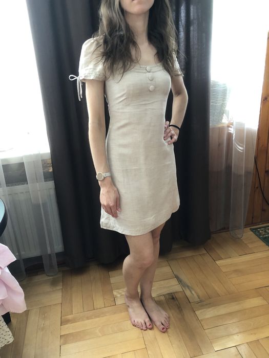 Śliczna sukienka beżowa ze złotą nitką XS