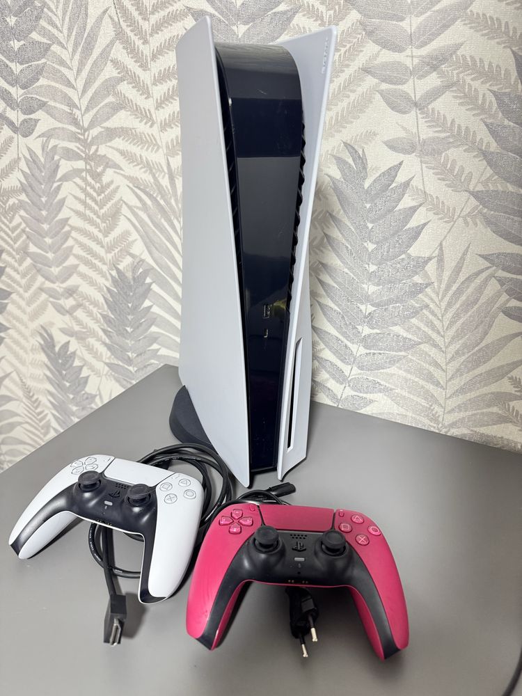 PlayStation 5 + 2 геймпади (стан нового)