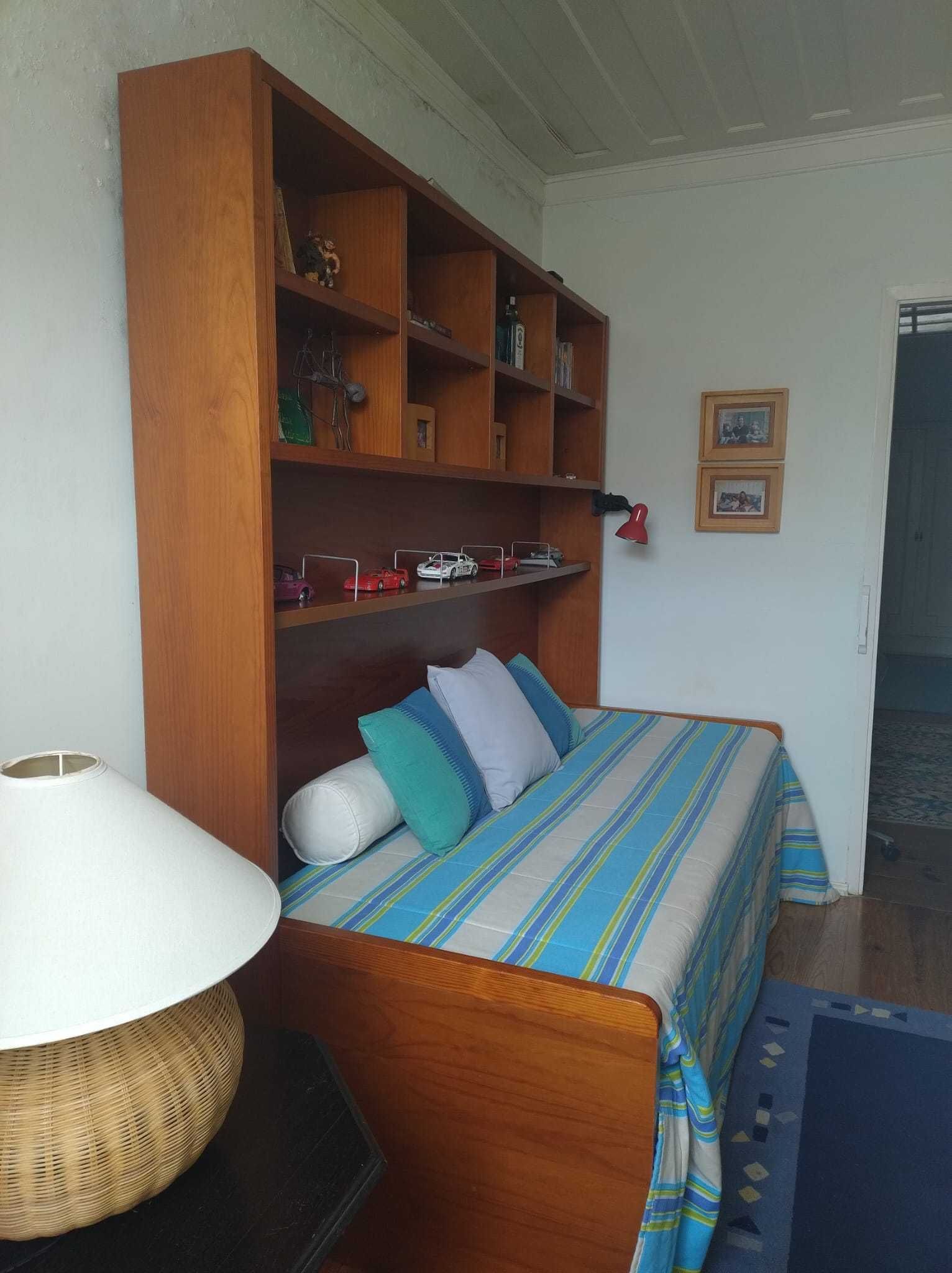 Cama de solteiro com estante embutida (inclui colchão)