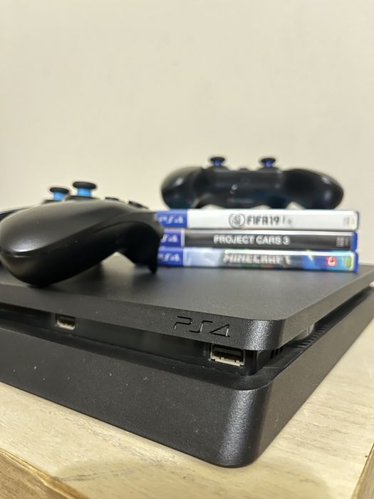 PlayStation 4 Slim - 1TB + 2 comandos + 3 jogos