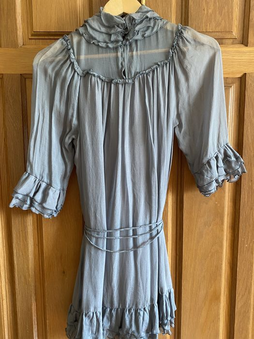 Túnica formal em tecido leve de cor cinzenta