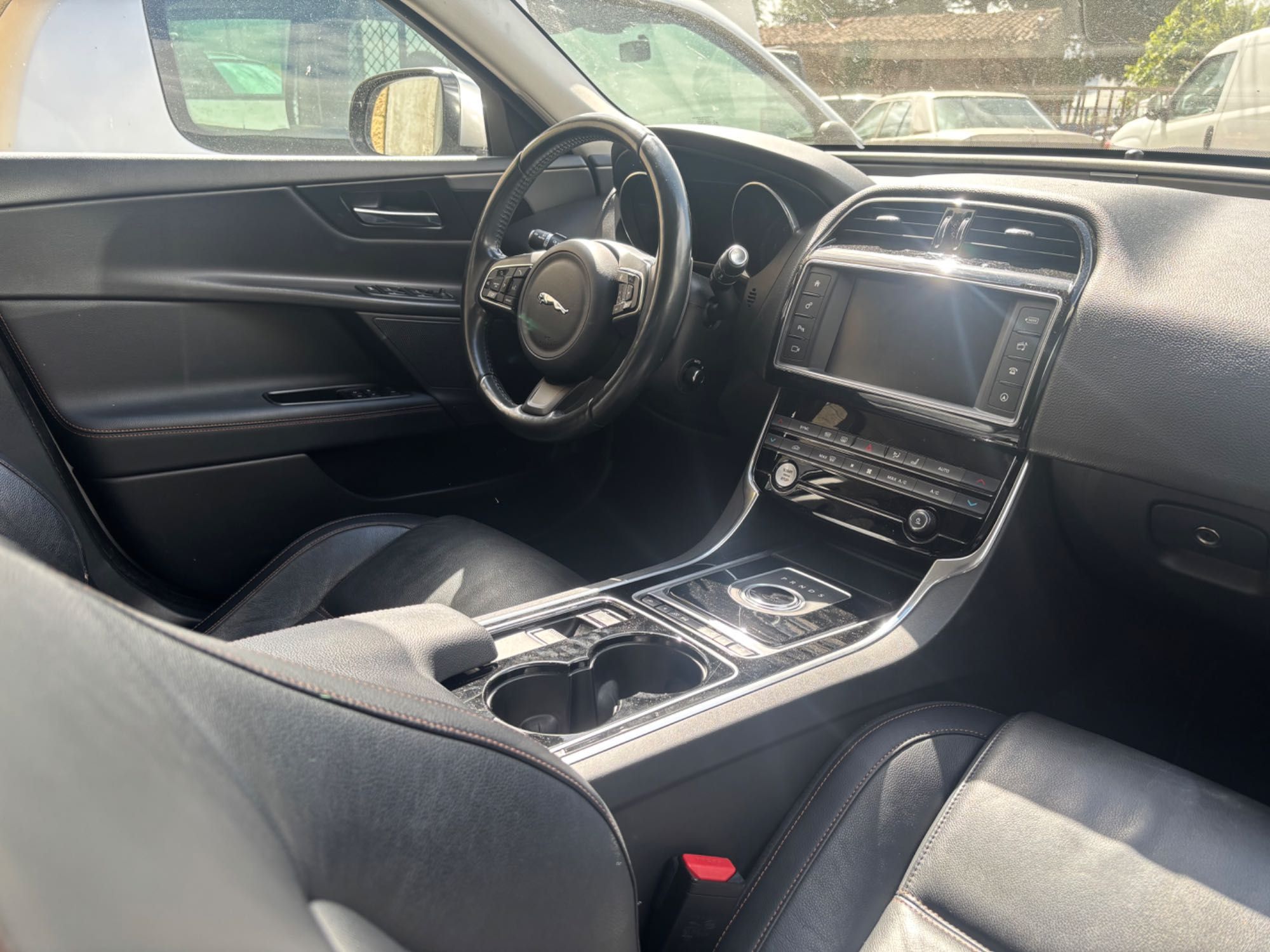Jaguar XE motor avariado