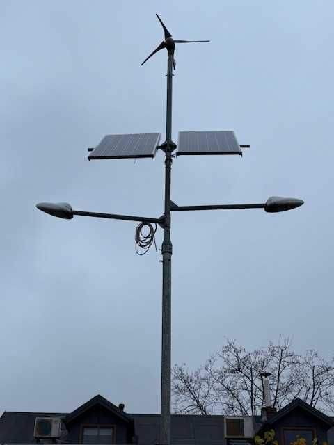 Słup uliczny z lampą i panelami