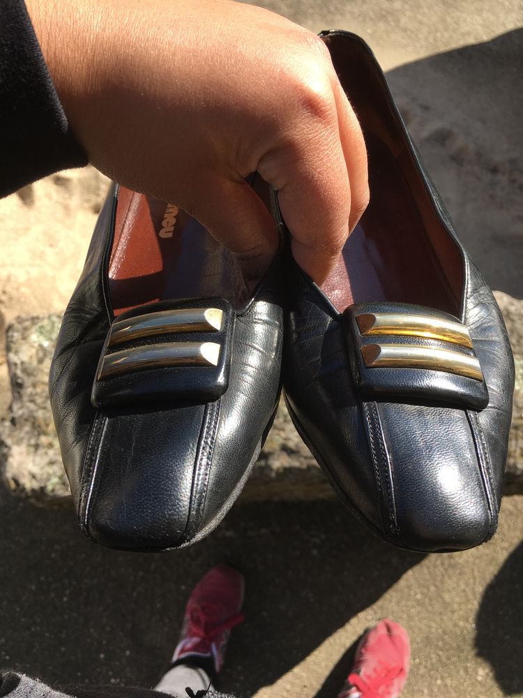 Sapatos senhora Romeu vintage tam. 38 pele pretos com aplicação dourad