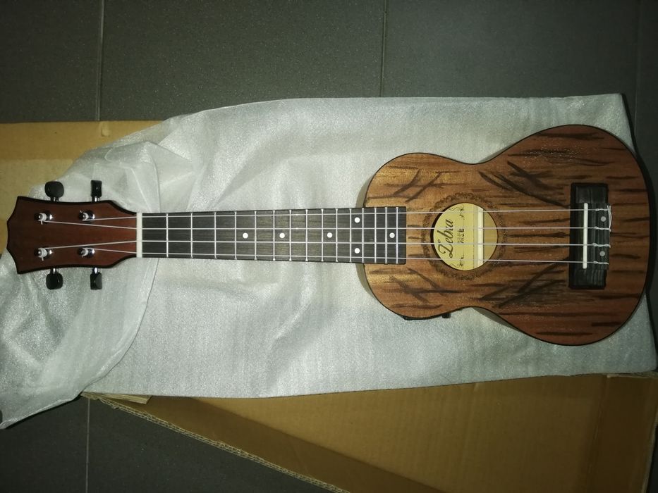 ukulele soprano elétrico decorado