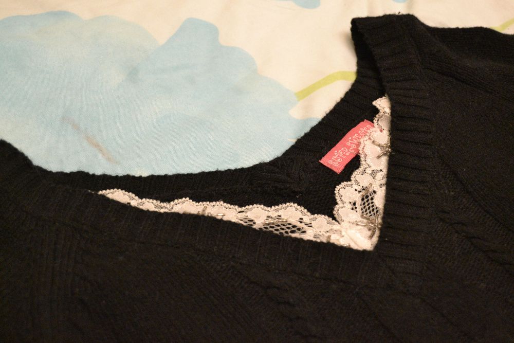 Zgrabny sweter czarny z koronką szpic 36