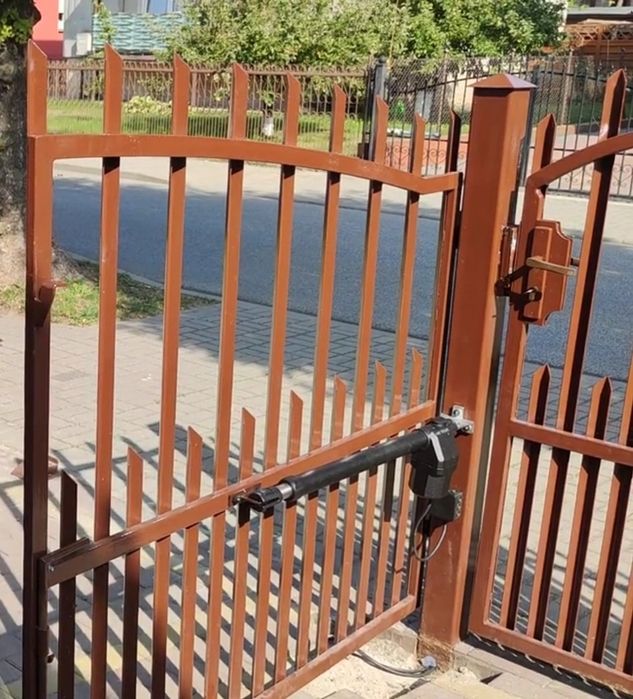 Siłowniki bramy rozwiernej 230V