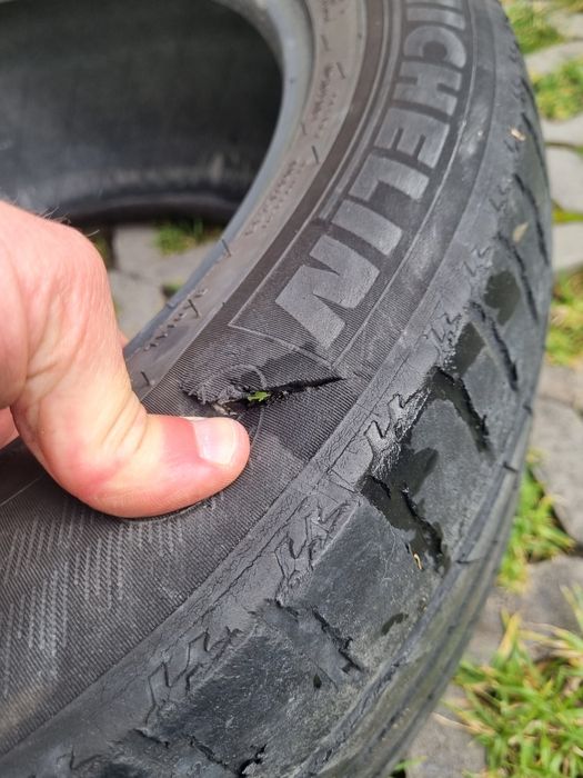 Vendo 2 pneus 275 45 r20 Michelin
