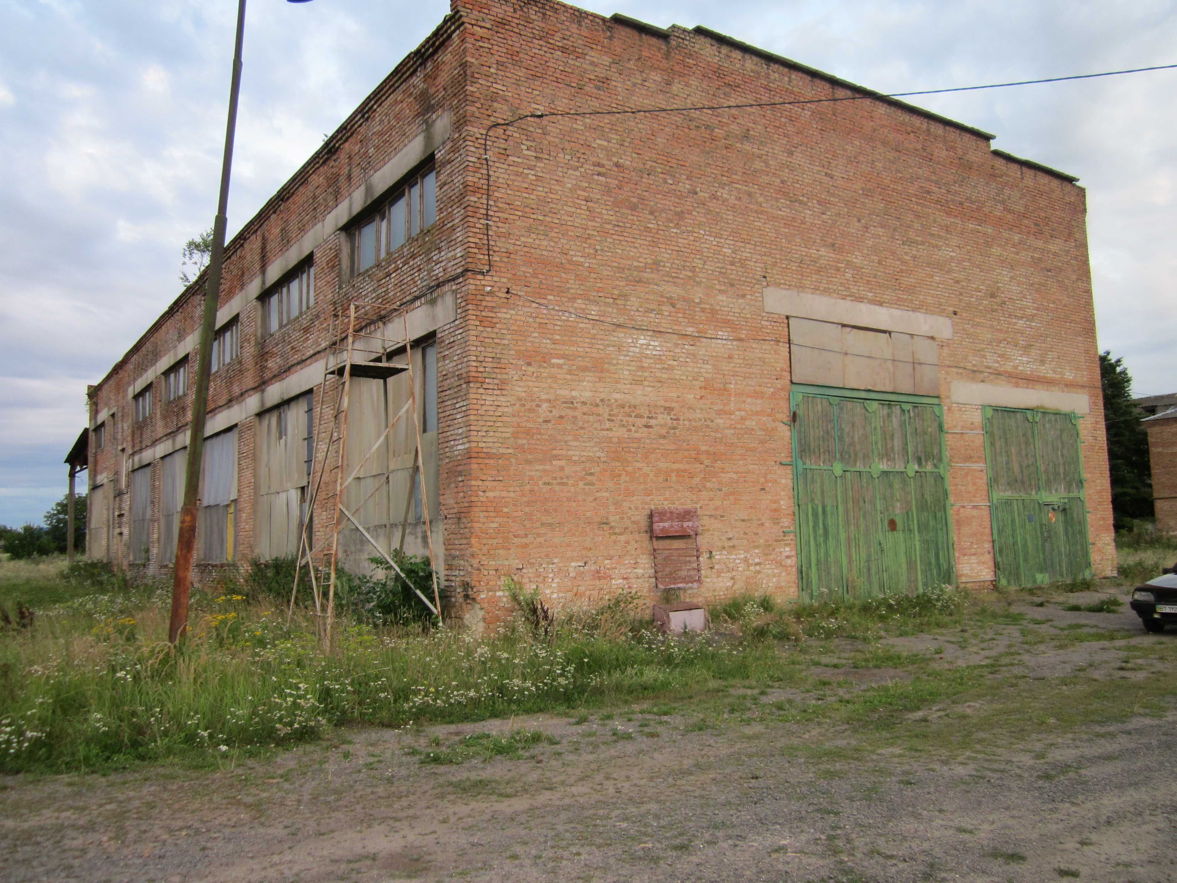Продам виробничу будівлю 803 кв.м. , 50 км від м. Рівне