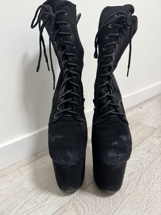 Продаю СТРИПЫ тройка 40-41 размер стелька 26,5 замшевые