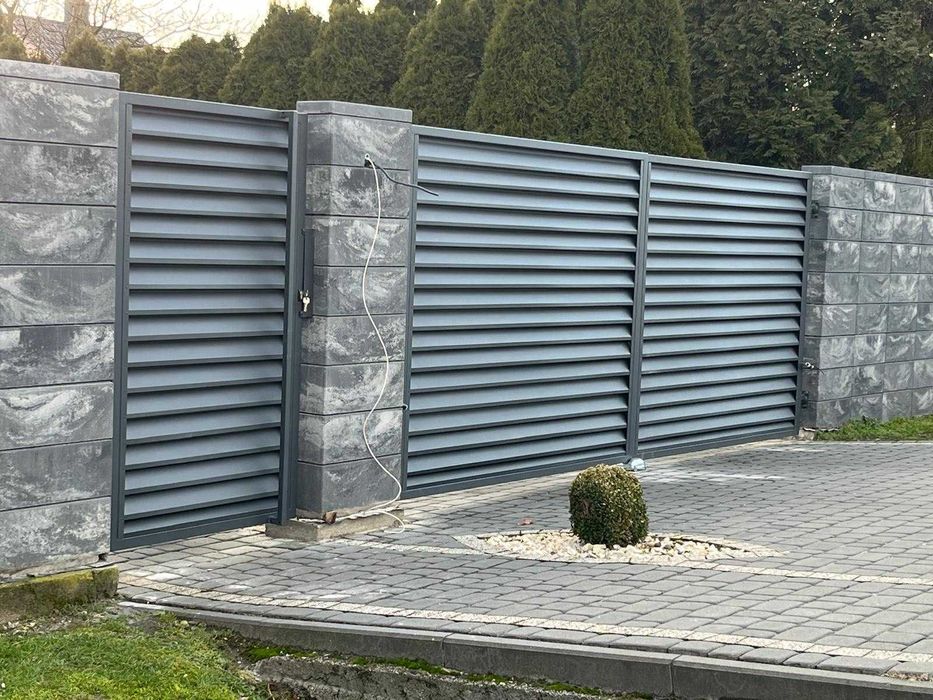 ogrodzenie grzebieniowe aluminiowe pionowe profile mur betonowy L