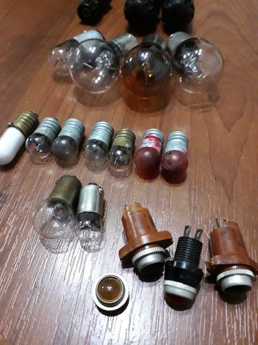 Лампочки до ліхтарика контрольки червоні та зелені на домашні прилади.