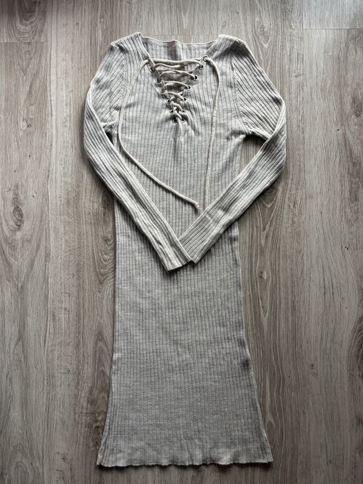 Sukienka sweterkowa bezowa