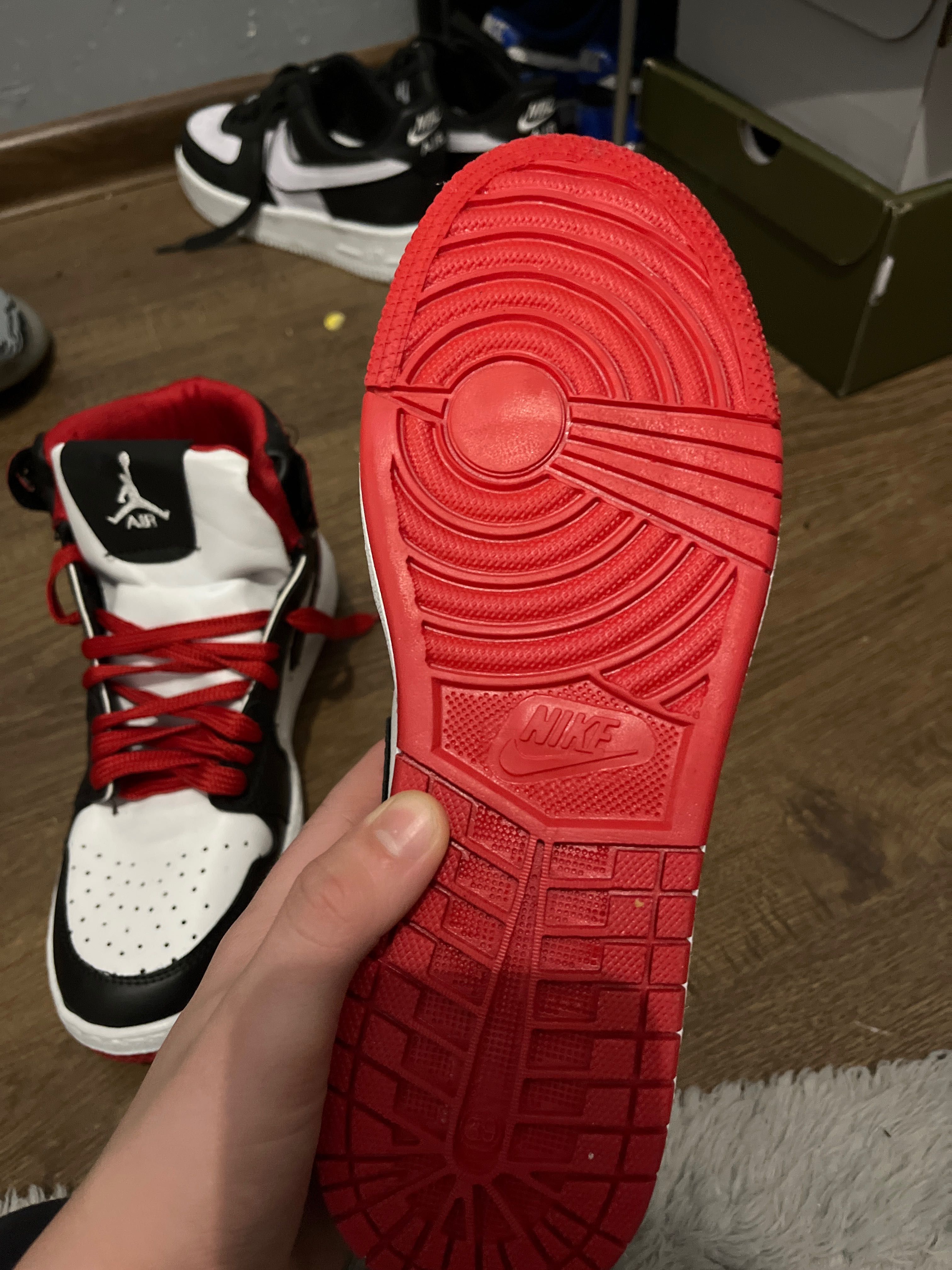 Jordan 1 mid red