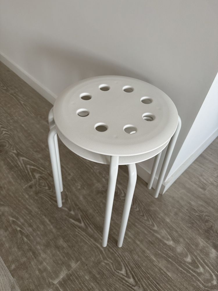 Mesa com cadeiras e bancos