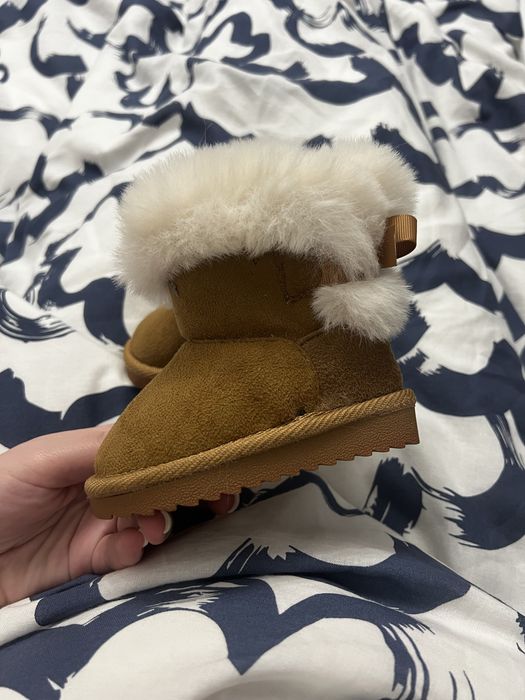 Угги на дівчинку