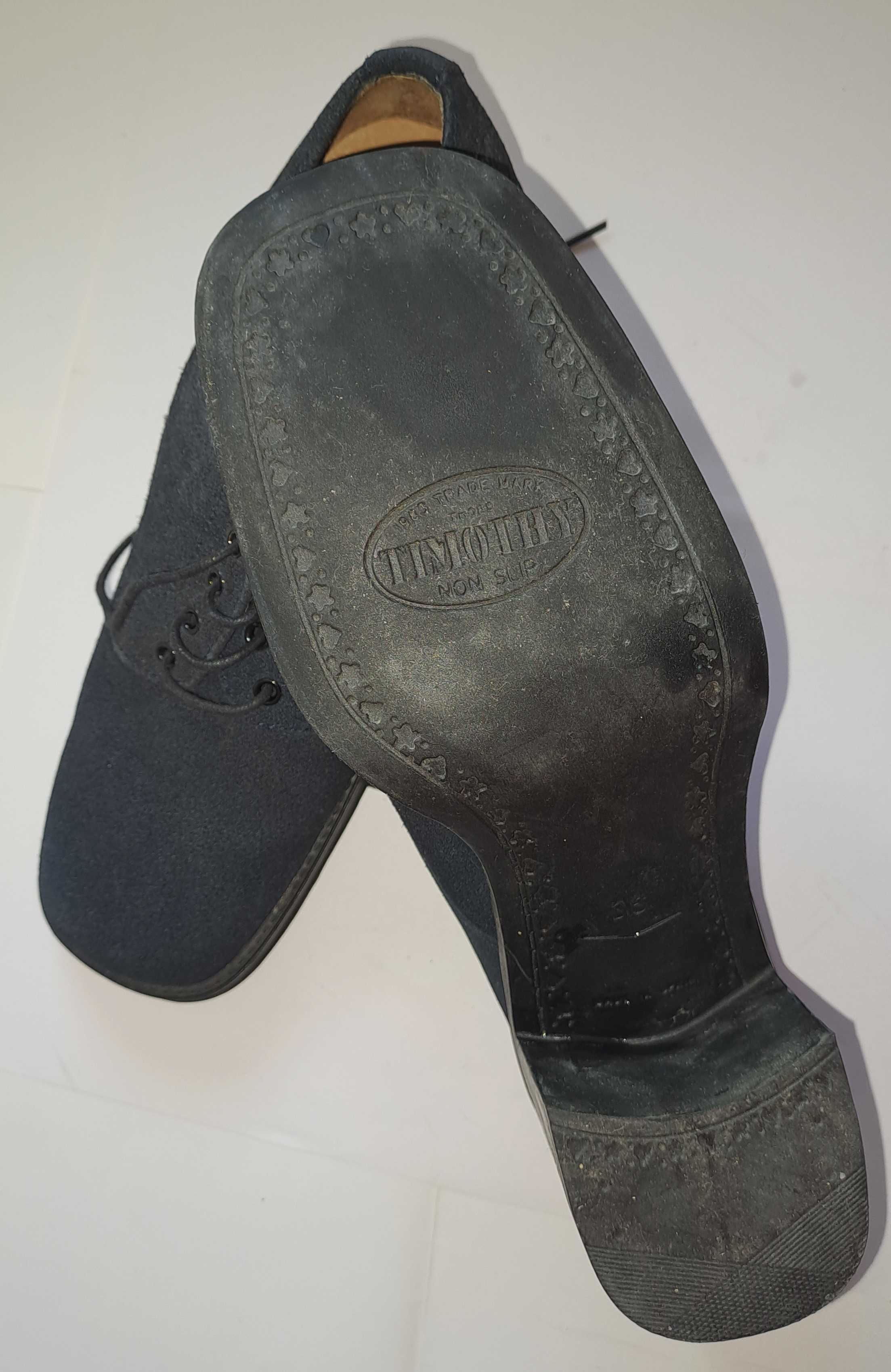Sapatos em camurça com tacão largo