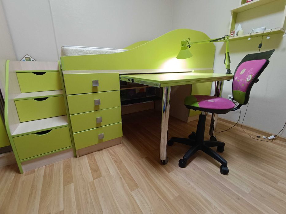 Продам ліжко-гірка з матрацом, стільцем, лампою та поличкою