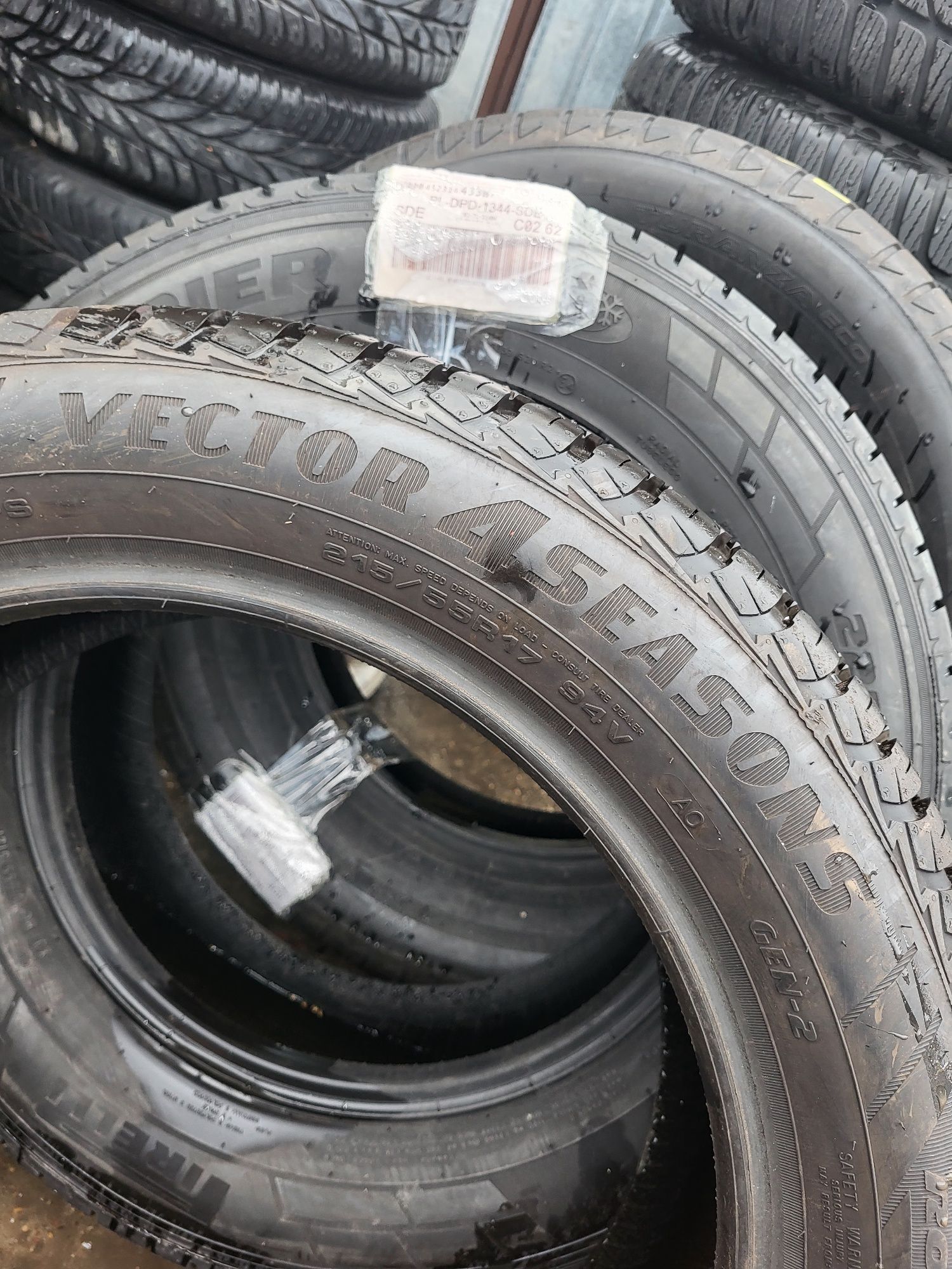 Sprzedam parę opon wielosezonowych Goodyear 215 55r17