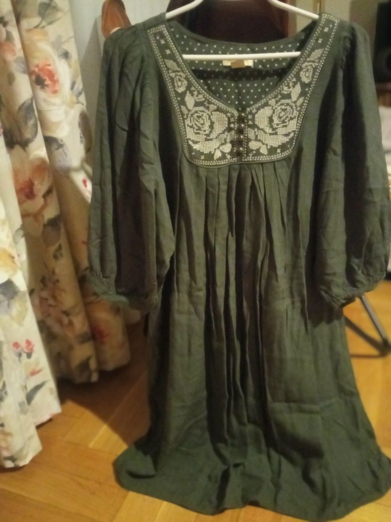 Oliwkowa sukienka tunika wiskozowa z haftem