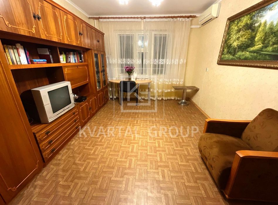 Простора 2-кімнатна квартира біля метро Харківська та Позняки!